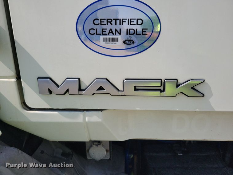 image for item IQ9940 2015 Mack CXU613  semi truck