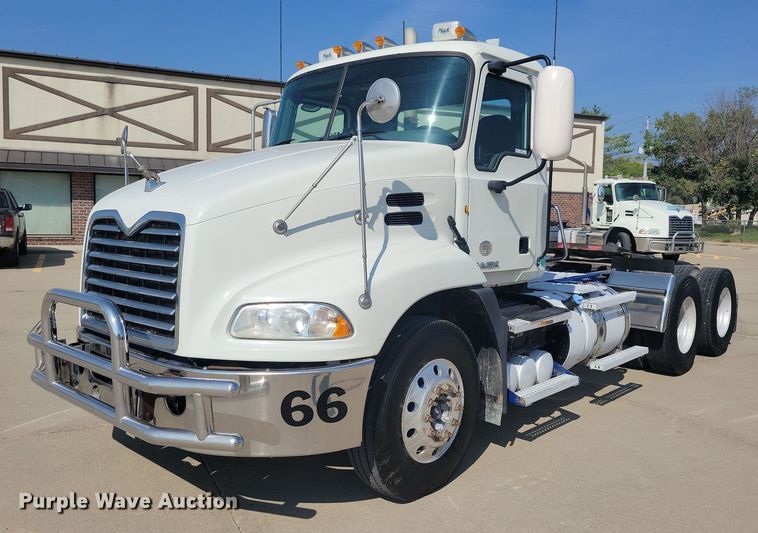 image for item IQ9941 2011 Mack CXU613  semi truck