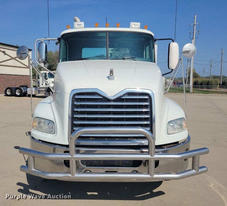 image for item IQ9941 2011 Mack CXU613  semi truck