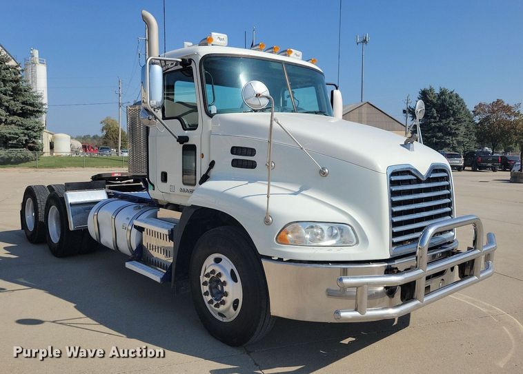 image for item IQ9941 2011 Mack CXU613  semi truck