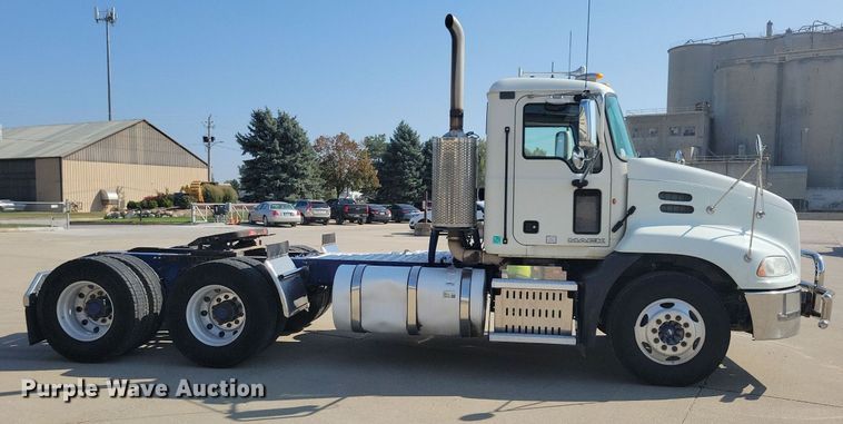image for item IQ9941 2011 Mack CXU613  semi truck