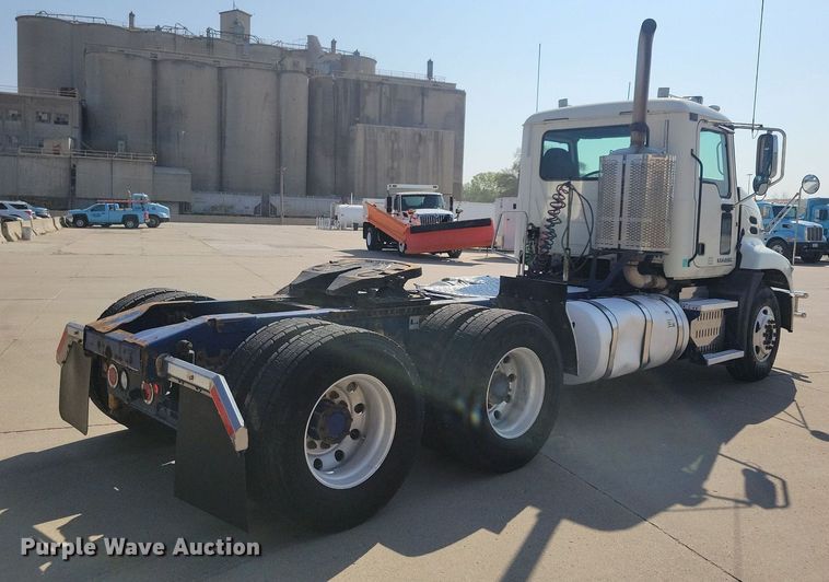 image for item IQ9941 2011 Mack CXU613  semi truck