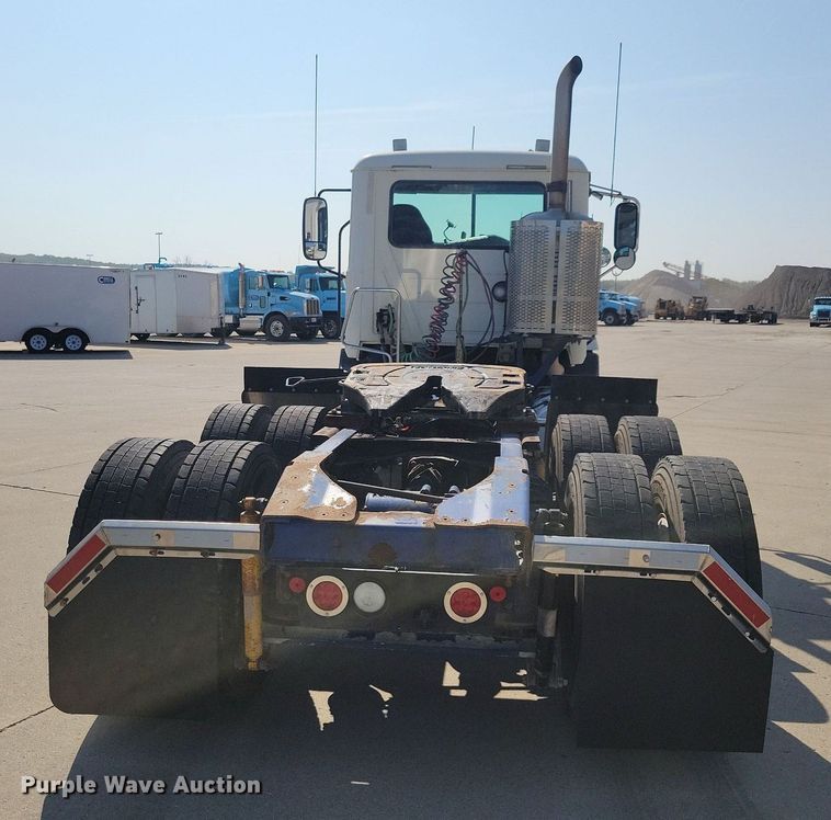 image for item IQ9941 2011 Mack CXU613  semi truck