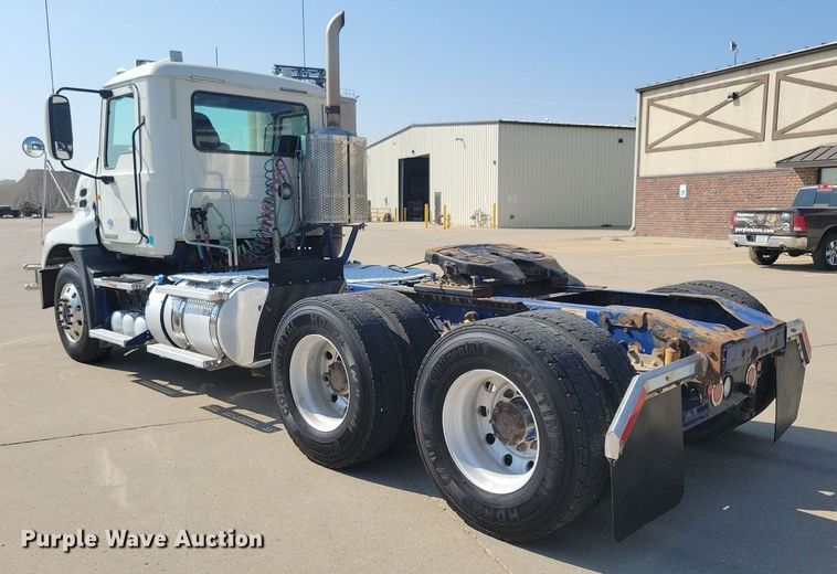 image for item IQ9941 2011 Mack CXU613  semi truck