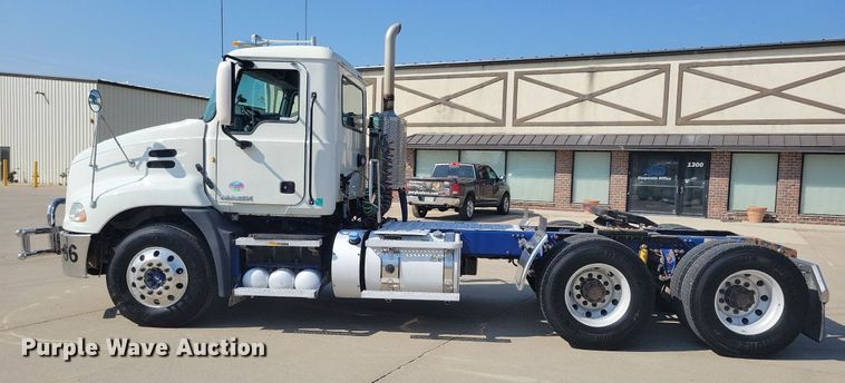 image for item IQ9941 2011 Mack CXU613  semi truck