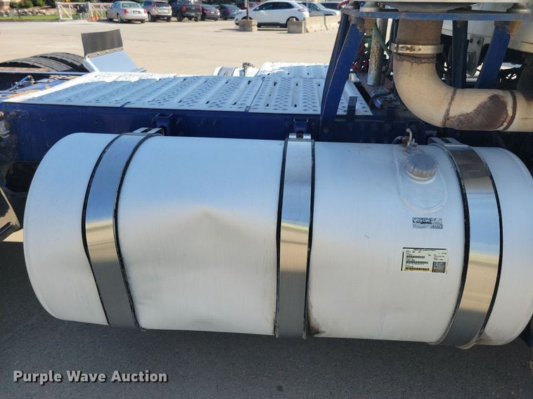 image for item IQ9941 2011 Mack CXU613  semi truck