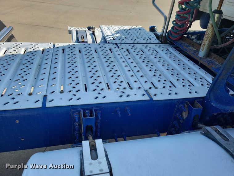 image for item IQ9941 2011 Mack CXU613  semi truck