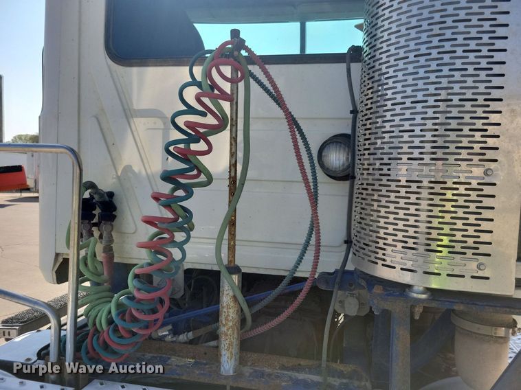 image for item IQ9941 2011 Mack CXU613  semi truck