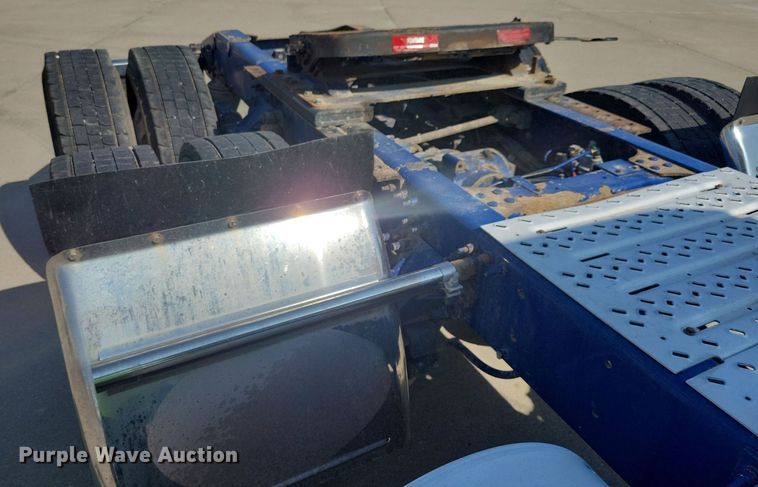 image for item IQ9941 2011 Mack CXU613  semi truck