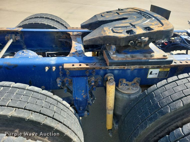 image for item IQ9941 2011 Mack CXU613  semi truck