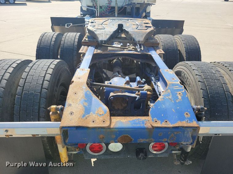 image for item IQ9941 2011 Mack CXU613  semi truck