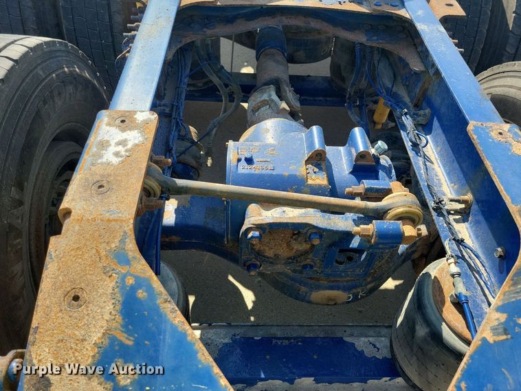 image for item IQ9941 2011 Mack CXU613  semi truck