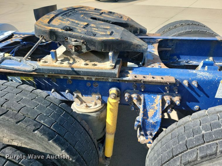 image for item IQ9941 2011 Mack CXU613  semi truck