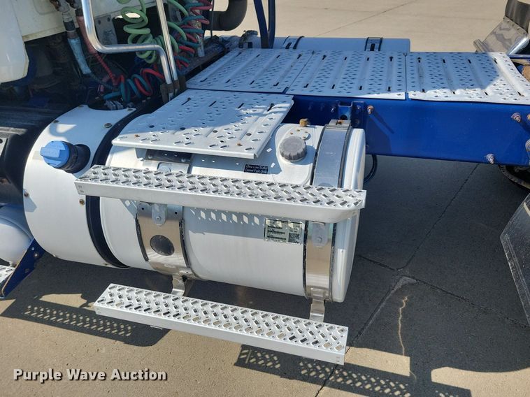 image for item IQ9941 2011 Mack CXU613  semi truck