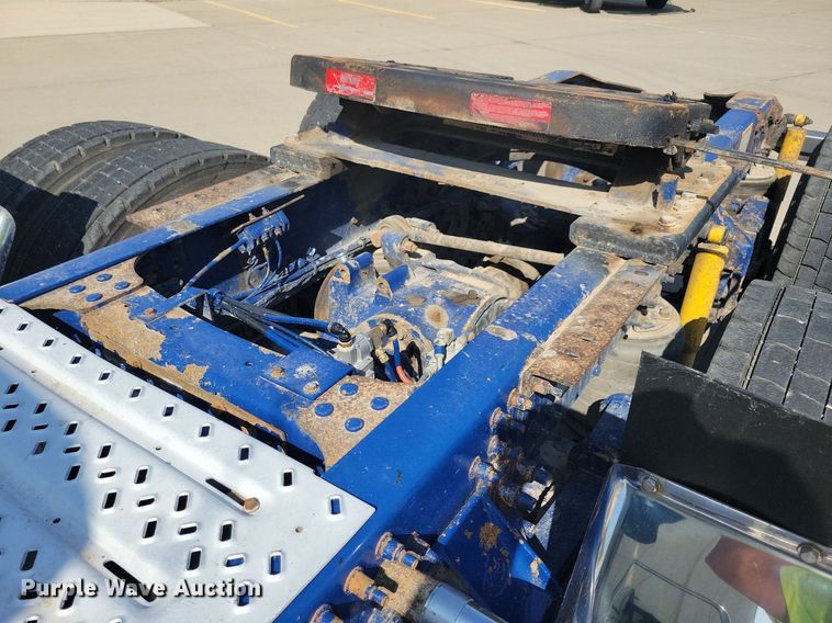 image for item IQ9941 2011 Mack CXU613  semi truck