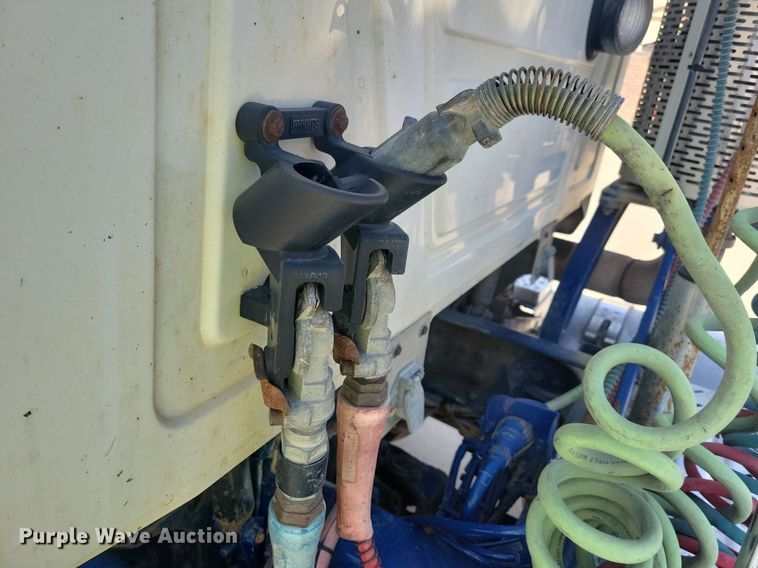 image for item IQ9941 2011 Mack CXU613  semi truck