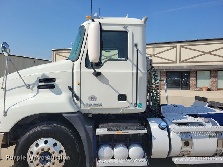 image for item IQ9941 2011 Mack CXU613  semi truck