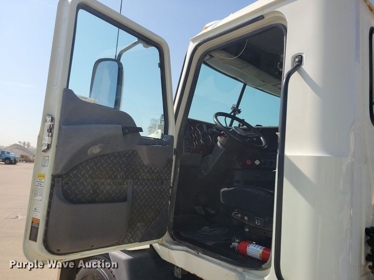 image for item IQ9941 2011 Mack CXU613  semi truck