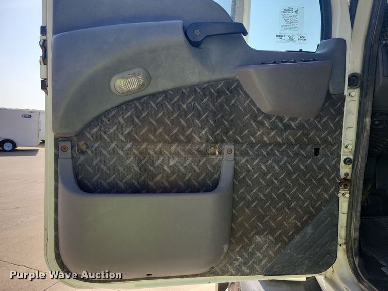 image for item IQ9941 2011 Mack CXU613  semi truck