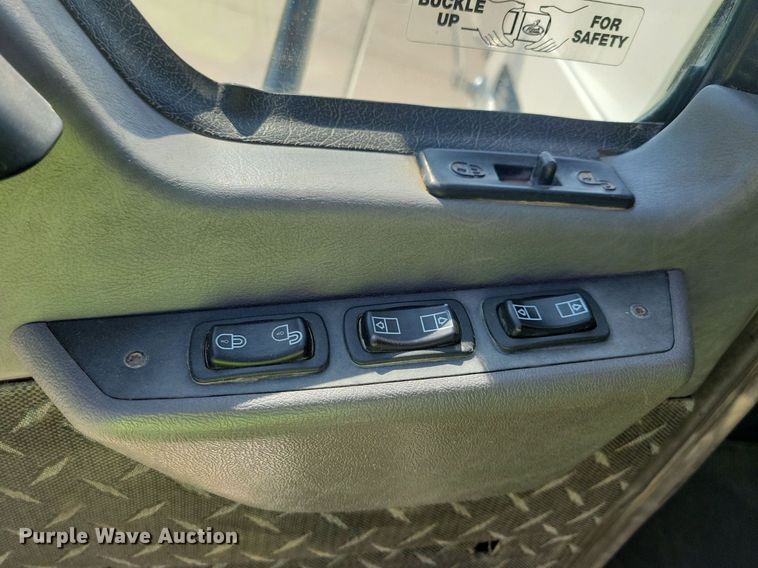 image for item IQ9941 2011 Mack CXU613  semi truck