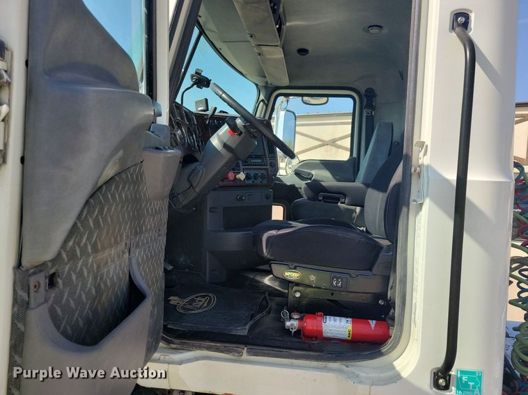 image for item IQ9941 2011 Mack CXU613  semi truck