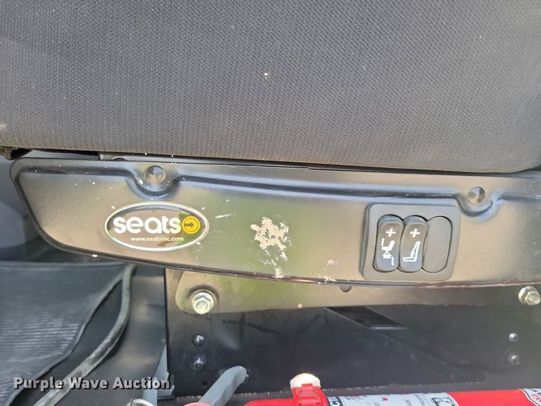 image for item IQ9941 2011 Mack CXU613  semi truck