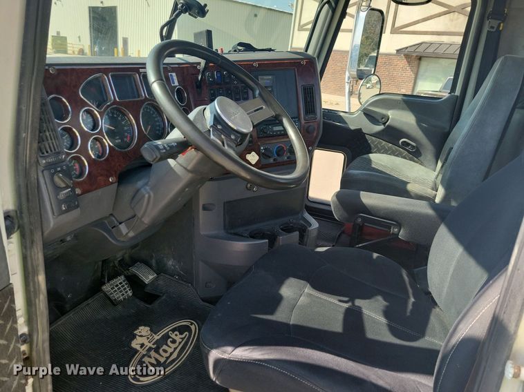 image for item IQ9941 2011 Mack CXU613  semi truck