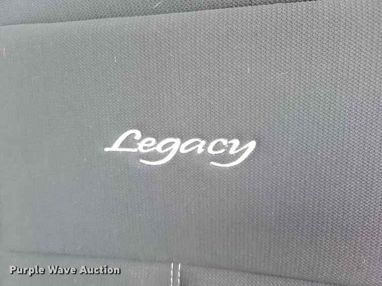 image for item IQ9941 2011 Mack CXU613  semi truck