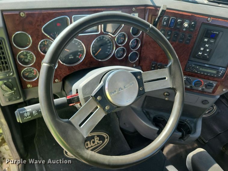 image for item IQ9941 2011 Mack CXU613  semi truck