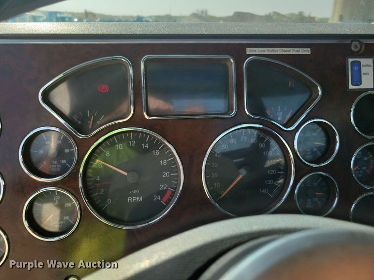 image for item IQ9941 2011 Mack CXU613  semi truck