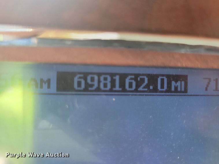 image for item IQ9941 2011 Mack CXU613  semi truck