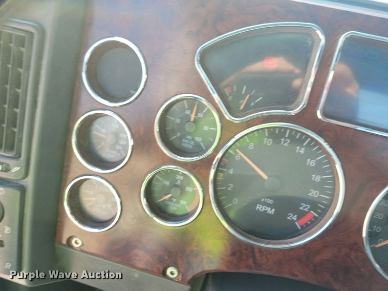 image for item IQ9941 2011 Mack CXU613  semi truck