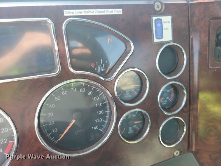 image for item IQ9941 2011 Mack CXU613  semi truck