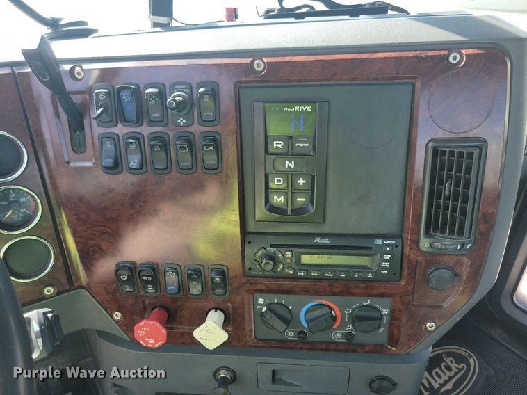 image for item IQ9941 2011 Mack CXU613  semi truck