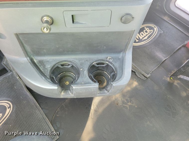 image for item IQ9941 2011 Mack CXU613  semi truck