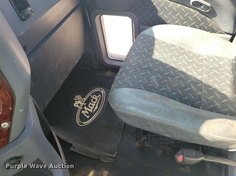 image for item IQ9941 2011 Mack CXU613  semi truck