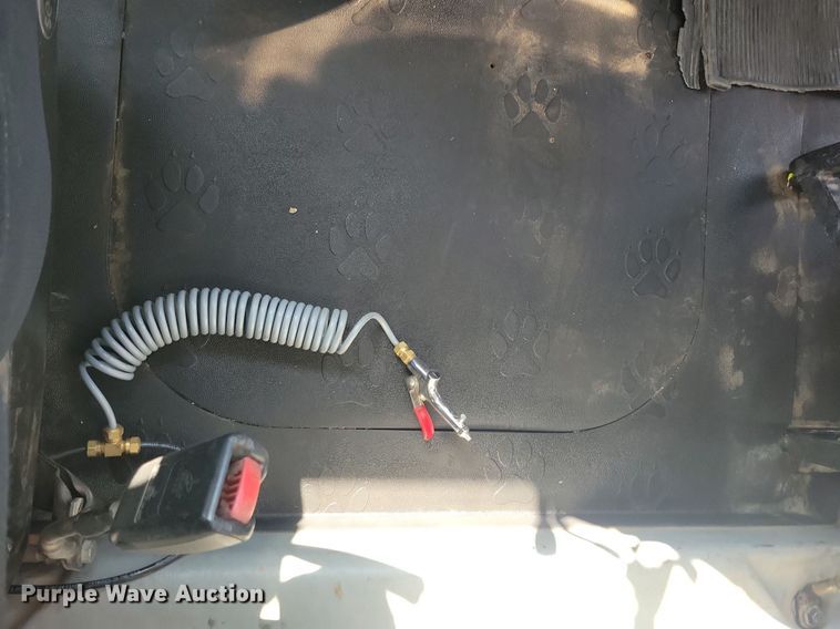 image for item IQ9941 2011 Mack CXU613  semi truck