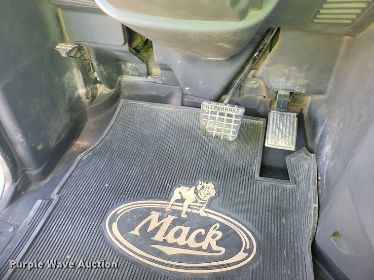 image for item IQ9941 2011 Mack CXU613  semi truck