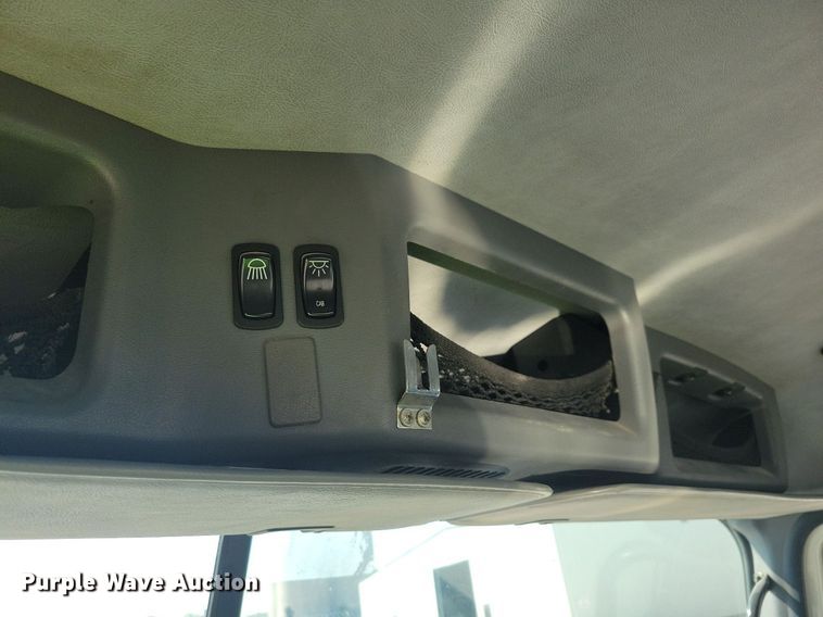 image for item IQ9941 2011 Mack CXU613  semi truck