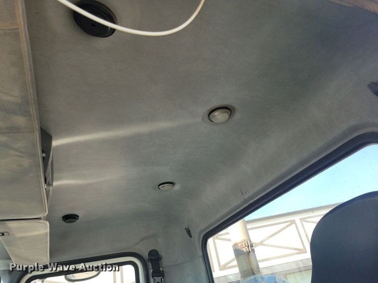 image for item IQ9941 2011 Mack CXU613  semi truck