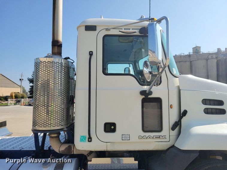image for item IQ9941 2011 Mack CXU613  semi truck