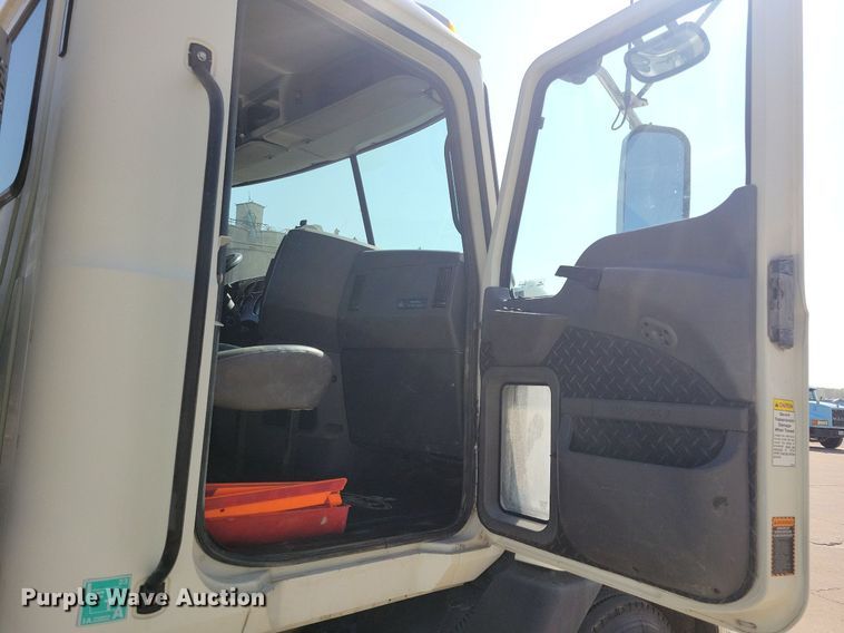 image for item IQ9941 2011 Mack CXU613  semi truck