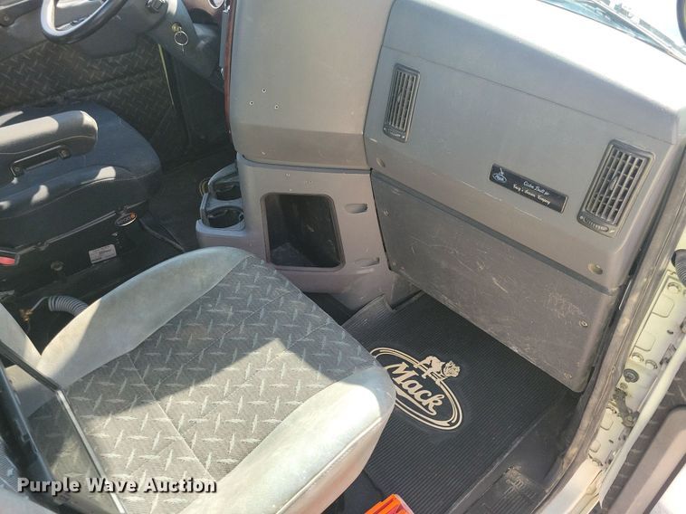 image for item IQ9941 2011 Mack CXU613  semi truck