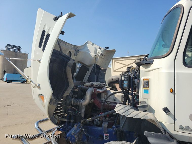 image for item IQ9941 2011 Mack CXU613  semi truck