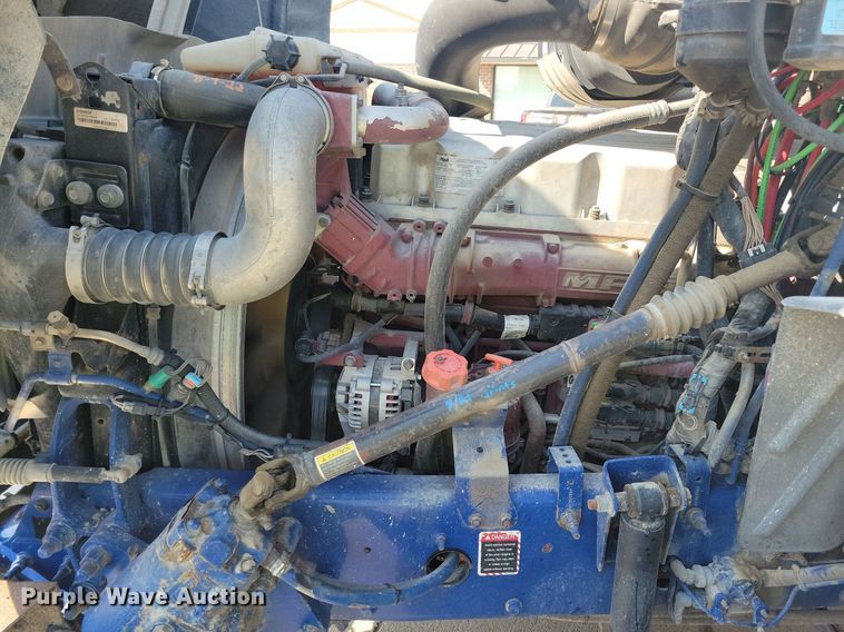 image for item IQ9941 2011 Mack CXU613  semi truck