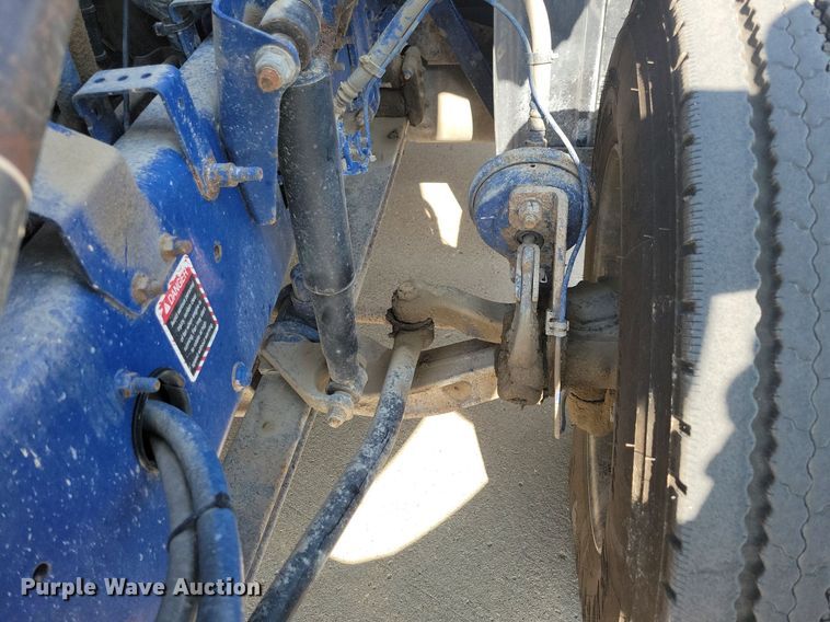 image for item IQ9941 2011 Mack CXU613  semi truck