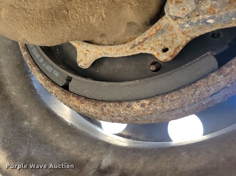 image for item IQ9941 2011 Mack CXU613  semi truck