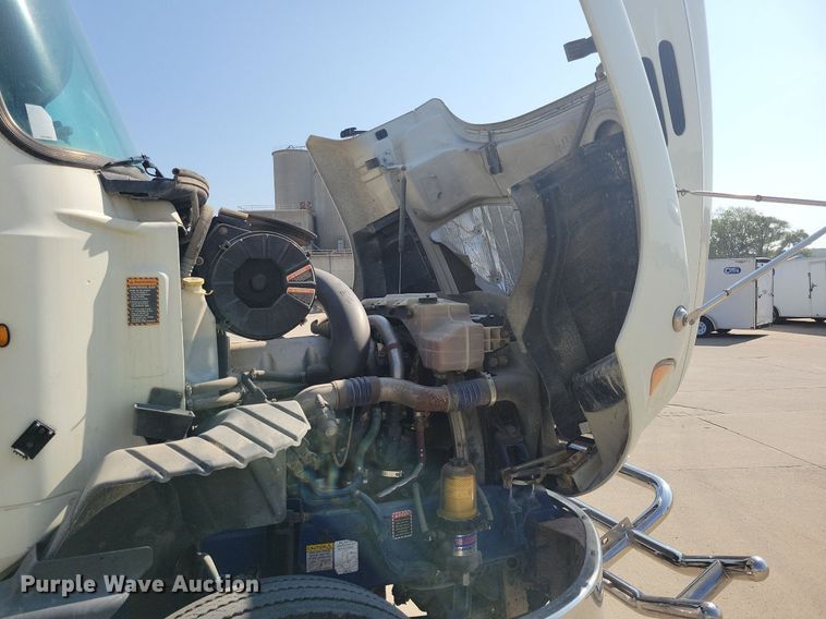 image for item IQ9941 2011 Mack CXU613  semi truck