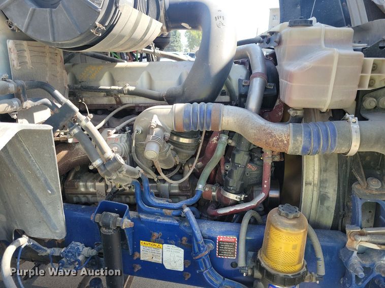 image for item IQ9941 2011 Mack CXU613  semi truck