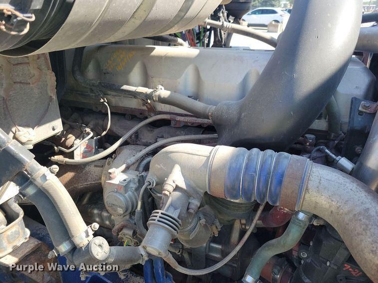 image for item IQ9941 2011 Mack CXU613  semi truck